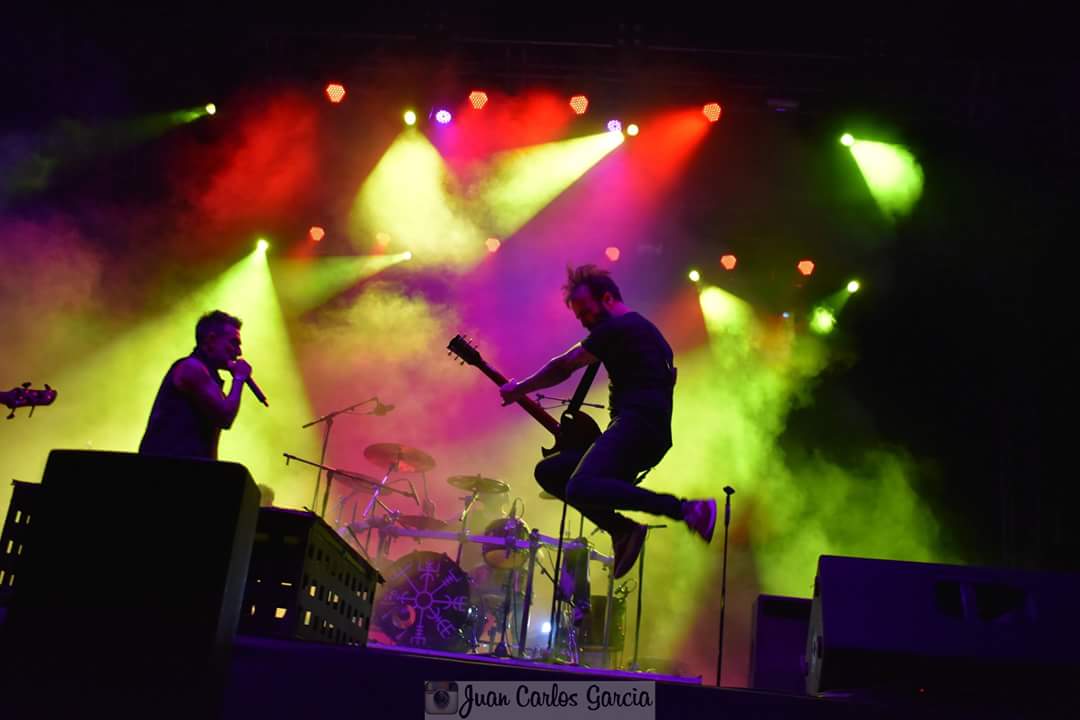 juankyindiana's tweet photo. Gran directo de #Hamlet en @Acopderockfest https://t.co/1UACPGTfTE