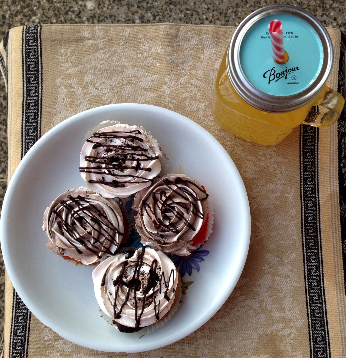 Cupcakes and orange ju-wis to end the day 