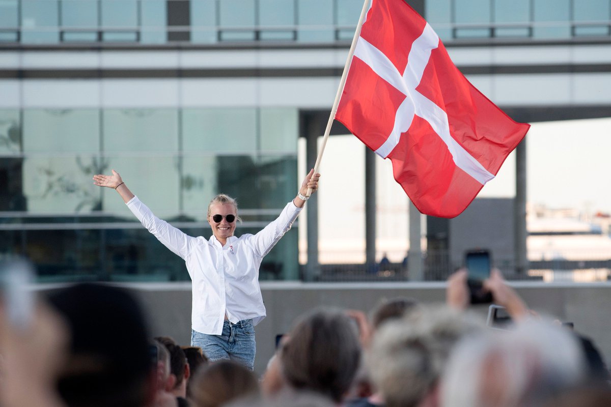 Fredag, dag 2 ved VM. I dag begynder sejladserne i Laser Radial - med et af Danmarks stærkeste VM-kort, Anne-Marie Rindom i aktion. Rindom var dansk fanebærer ved VM-åbning torsdag aften