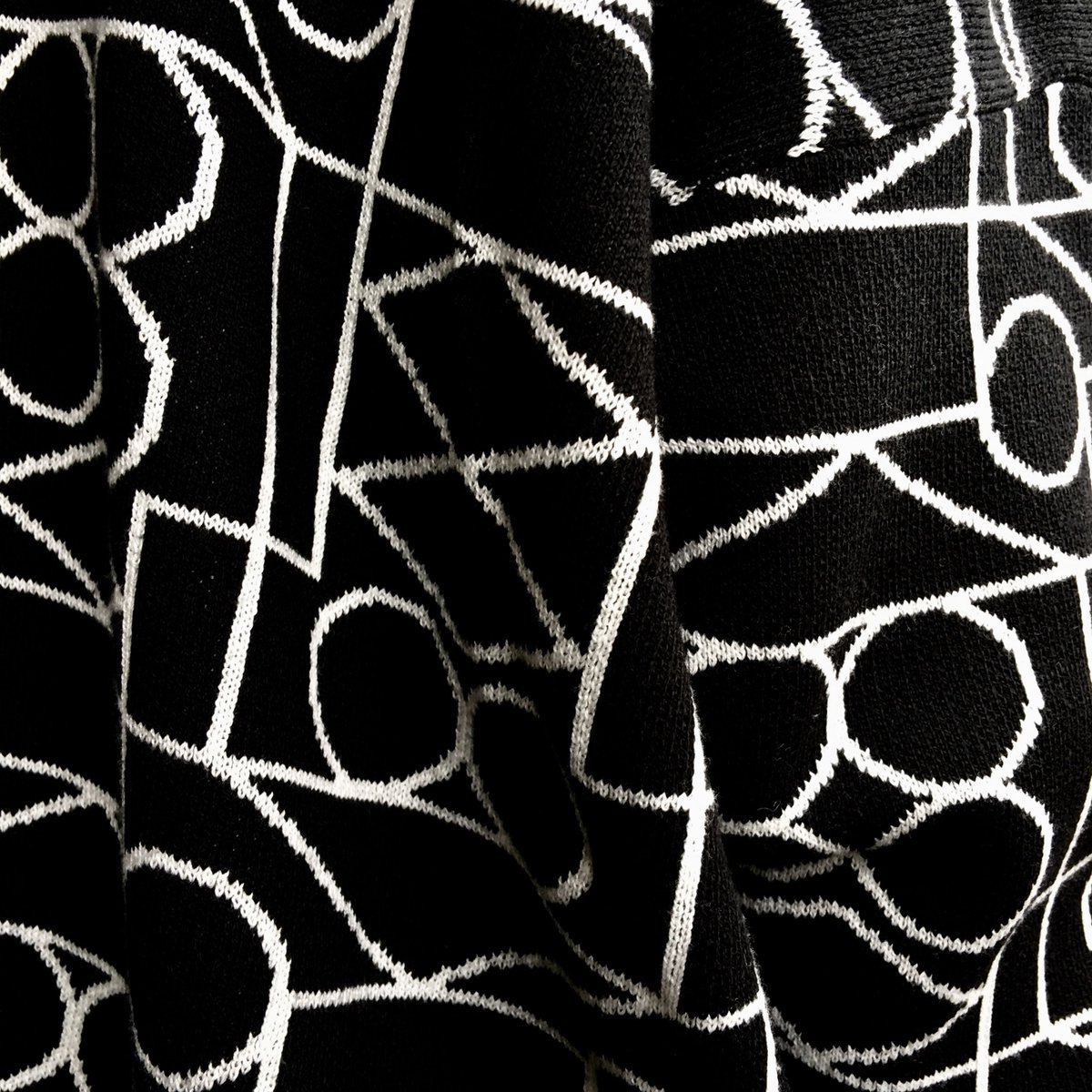 PATTERNITWEET's tweet photo. RITUAL OUTLINE
We've updated our Ritual Reflect pattern for our #AW18 #POSITIVEPATTERNS collection. Stay tuned for more soon…
#PATTERNITYxJohnLewis #knitwear #monochrome #geometric #outline #graphic #sustainablestyle https://t.co/jsZyJauX2I