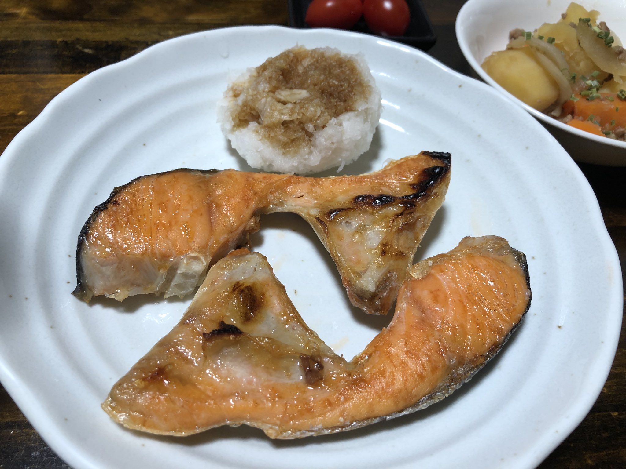 浮き雲 ここ数か月 晩酌のアテは週3ペースで鮭カマ焼き スーパーに行けば鮭 売り場へ直行 良いのが無ければスーパーを十数軒ハシゴすることも 禁カマしても三日坊主 もはや鮭カマジャンキーだ 今日は中野の某スーパーで昆布銀鮭が2切れ0円 やりぃ