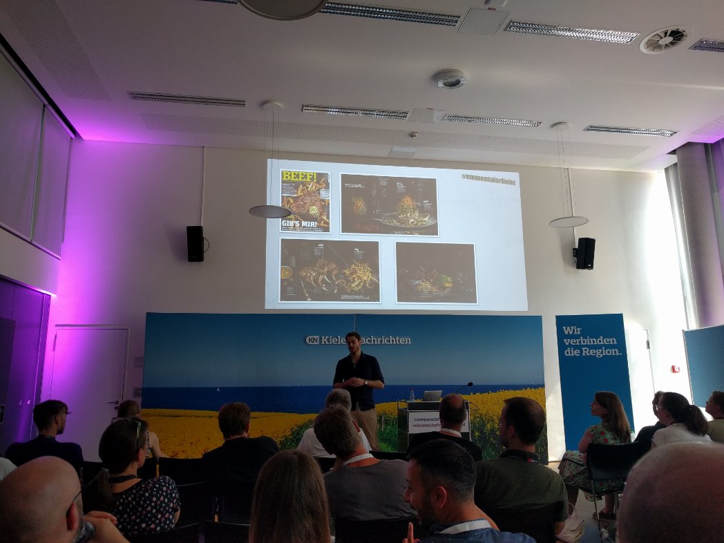 AgenturSygnal's tweet photo. Unterhaltsamer Vortrag zur #Fotokonzeption und zur Zusammenarbeit mit großen Kunden von @callehackenberg #bcki18 https://t.co/3E43C2vGtB