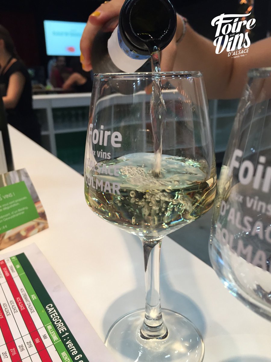 Une #degustation au stand La Feuille de Vigne, c’est découvrir la sélection de vins d’exception en 1€ et 3€ le verre - et bénéficier des conseils d’œnologues #FAVcolmar #wine #drinkalsace