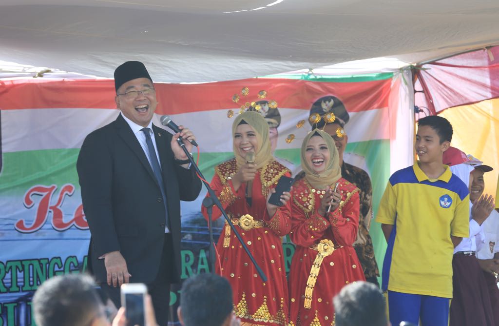 kemendespdt's tweet photo. Antusiasme Mendes PDTT @EkoSandjojo saat menggelar kuis dengan para remaja di KTM Lagita. Bercita-cita menjadi Kepala Desa, Menteri Eko pun berpesan agar #DanaDesa jangan dikorupsi. Nah, jadi apa #DanaDesa di tempatmu? 😉

#TransmigrasiBangunNegeri #MulaiDariDesa https://t.co/gikOyPaiOC