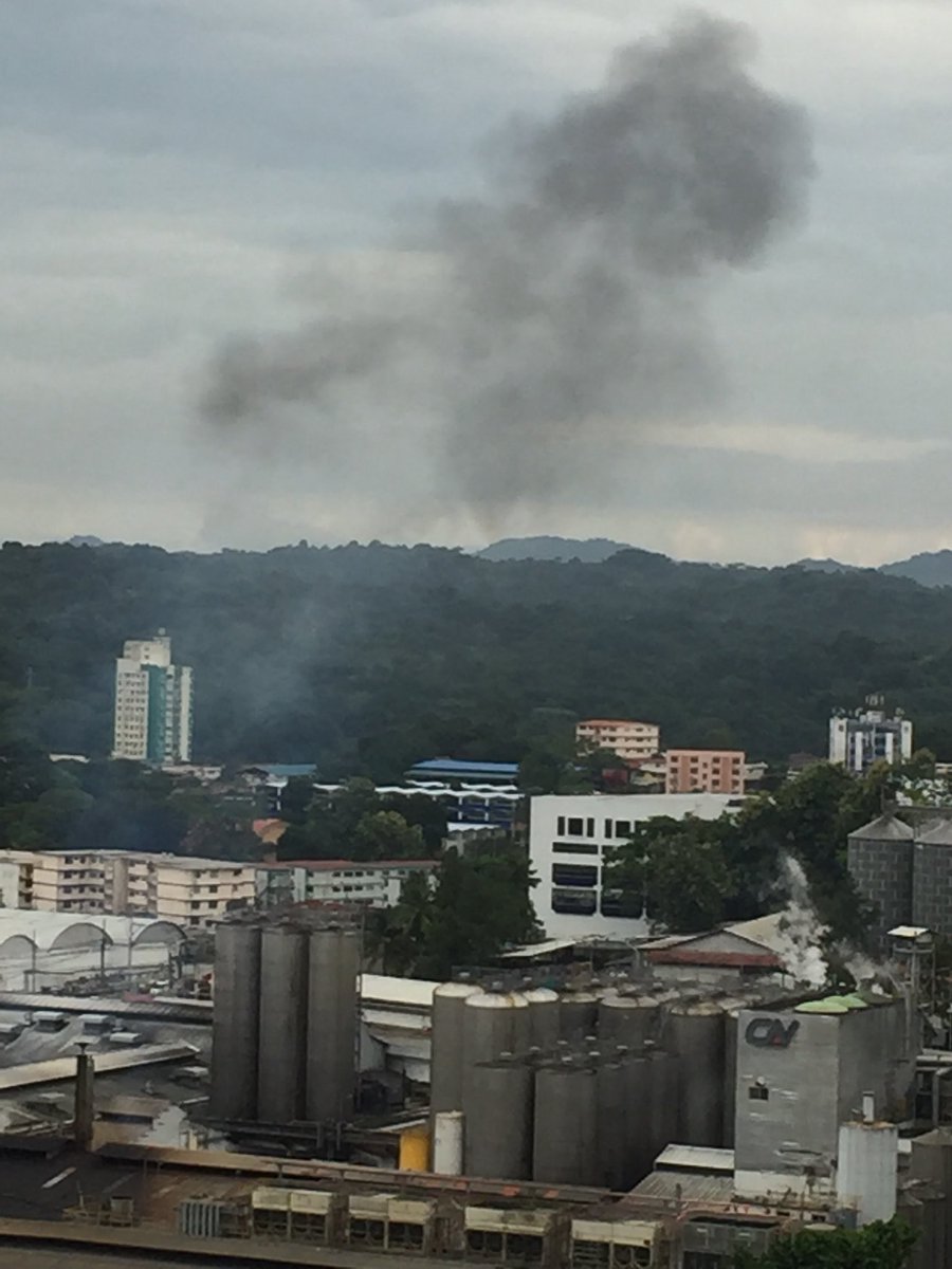 EliasC01's tweet photo. Así minimiza la huella de carbono la Cervecería Nacional lanzando humo negro al ambiente @MINSA_Panama @MiAmbientePma @EmilioSempris @ANCONOrg @vecinosdelcangr @BVNewsPanama @BlandonJose hasta cuando se va permitir esto? https://t.co/xCXM1C1SzJ