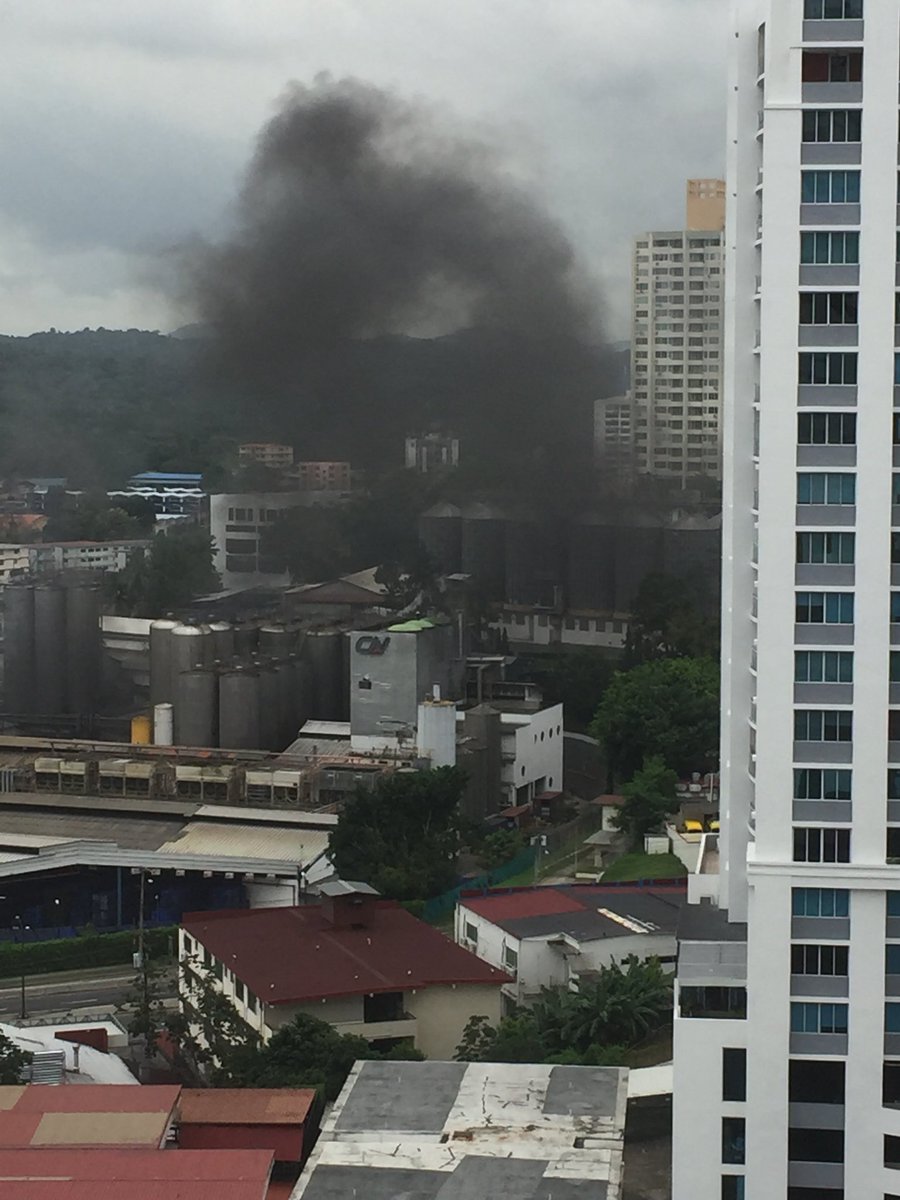 EliasC01's tweet photo. Así minimiza la huella de carbono la Cervecería Nacional lanzando humo negro al ambiente @MINSA_Panama @MiAmbientePma @EmilioSempris @ANCONOrg @vecinosdelcangr @BVNewsPanama @BlandonJose hasta cuando se va permitir esto? https://t.co/xCXM1C1SzJ