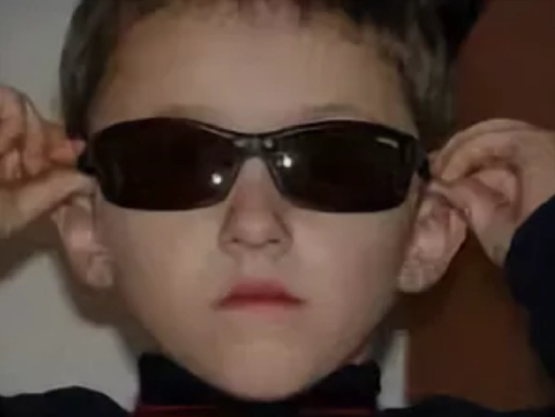 Школьник в солнцезащитных очках