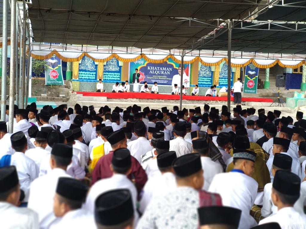 DPP_PKB's tweet photo. Khataman Alquran dan Sholawat Nariyah di Ponpes Nurul Qur'an dihadiri ratusan jamaah. Subhanallah, semoga berkah do'a dari masyarakat Lombok Tengah untuk keselamatan dan kemenangan Panglima Santri @cakimiNOW jadi Pemimpin Bangsa. #KhatamanUntukCakImin #NariyahUntukCakImin https://t.co/TJ7aTdPJaT