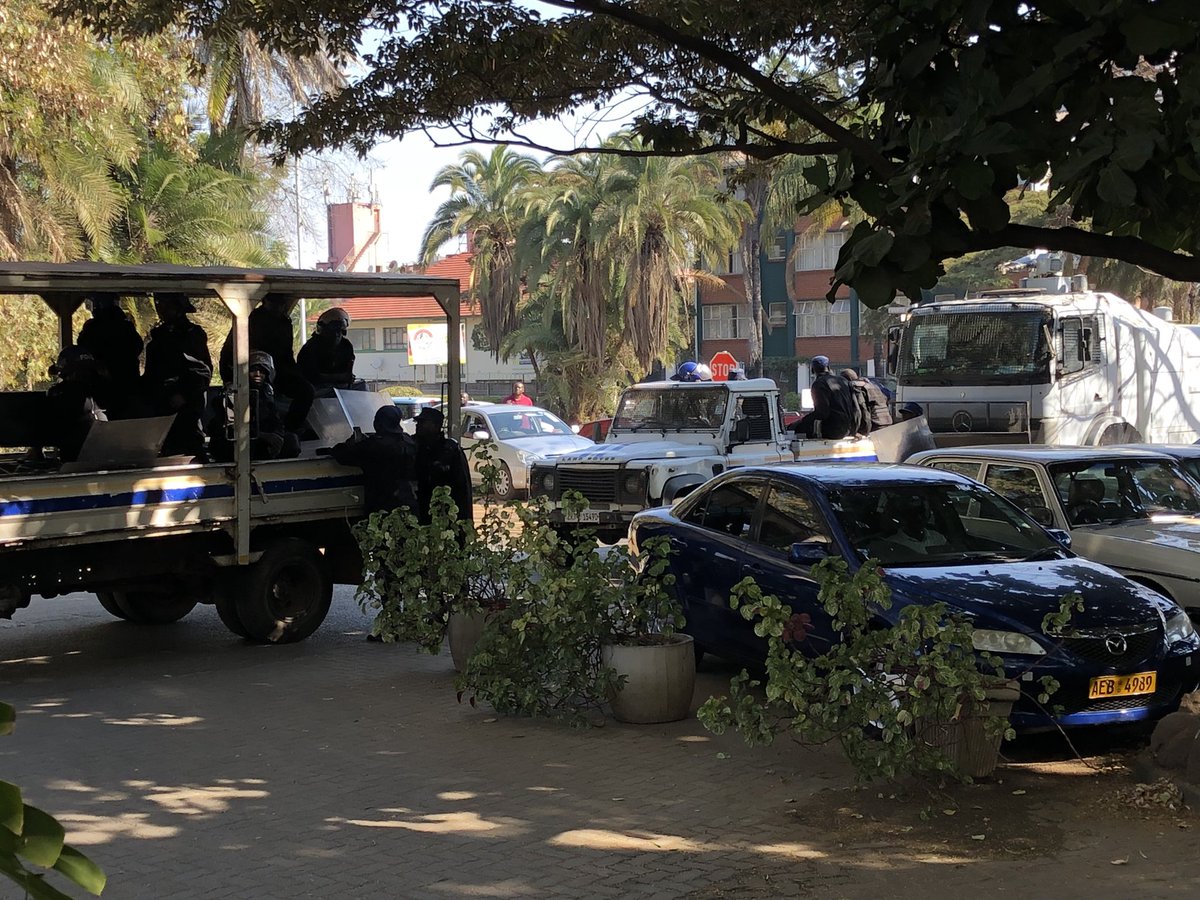 Camions, police anti émeutes et canon à eau, tout cela pour un groupe de journalistes qui attendaient une conférence (de #NelsonChamisa (et qui n’était pas encore là.)