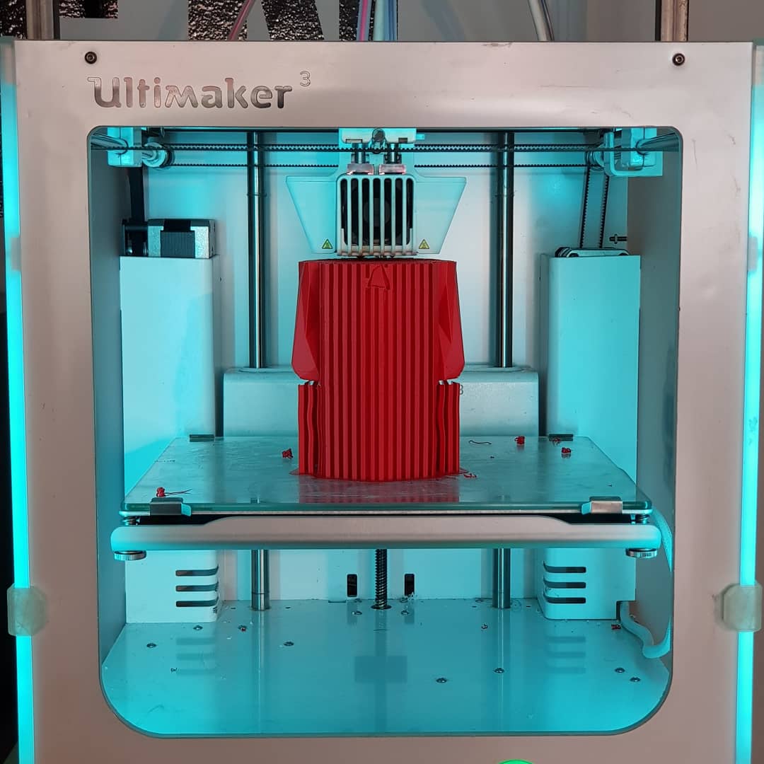 onaranlarkulubu's tweet image. .@istcaf için geri sayım başladı. ⏳ #urbanhacking projelerimizden biri için enfes bir tasarımla katkı sağlayan @papieratelier&apos;in üretimlerini proje destekçimiz @ultimaker ile üretiyoruz. 👌🏻