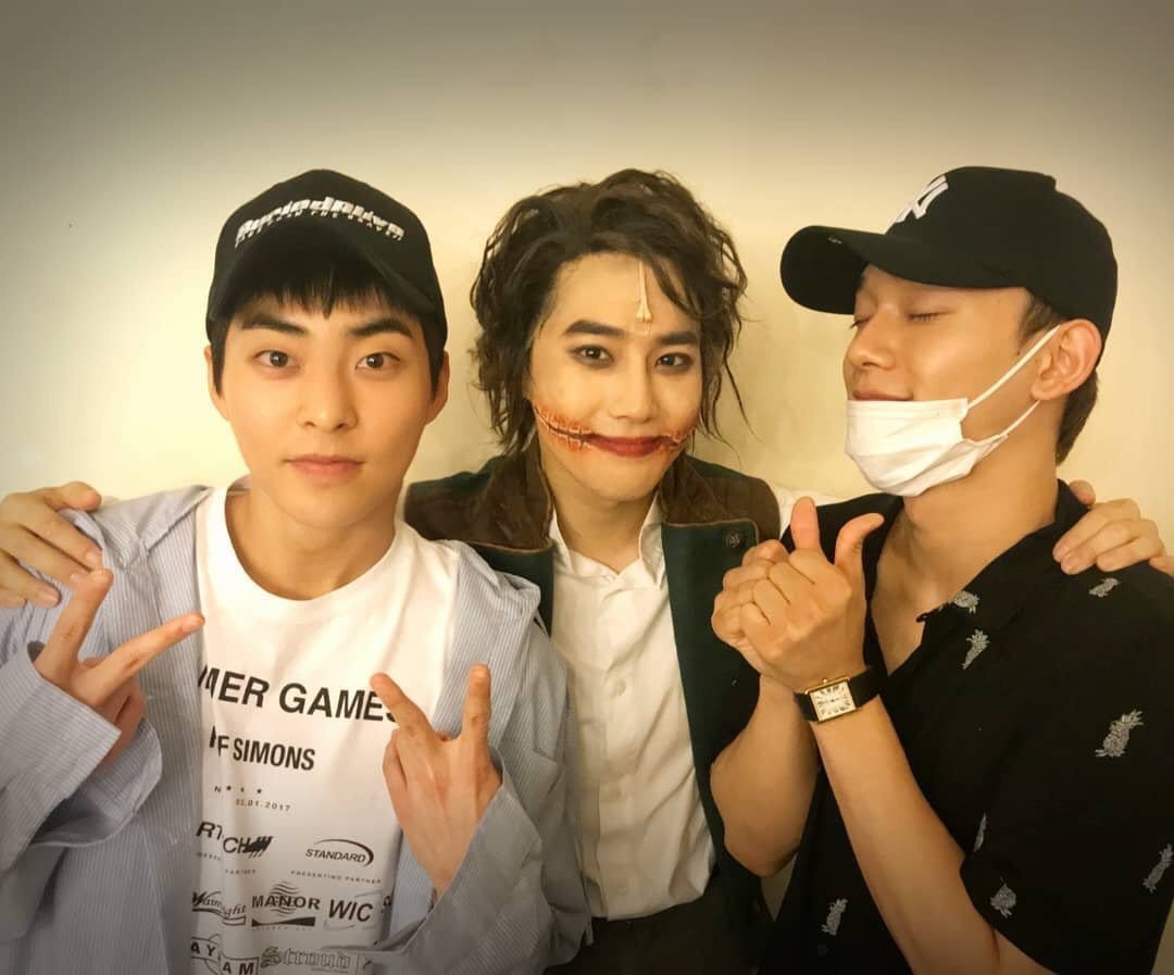 EXOCEANO's tweet photo. kyungsoo foi apoiar o junmyeon no seu musical
minseok foi apoiar o junmyeon no seu musical
jongdae foi apoiar o junmyeon no seu musical
sehun foi apoiar o junmyeon no seu musical 

eu amo uma família que se apoia https://t.co/ridRmH8l8k