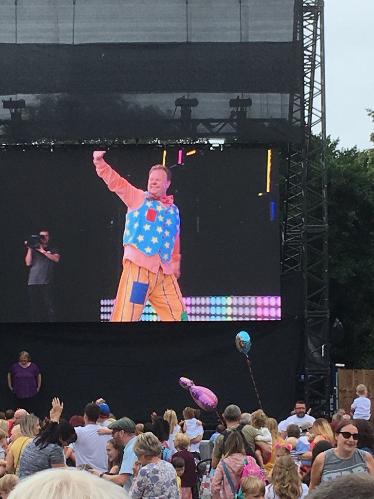 jonathanjplatt's tweet photo. Just watched the superstar that is Justin “Mr Tumble” Fletcher on stage at #cbbclive #CBBCSummerSocial Don’t know who enjoyed him more Charlotte or me. @CBeebiesHQ #MrTumble #justinfletcher https://t.co/kEv4rN1sBa