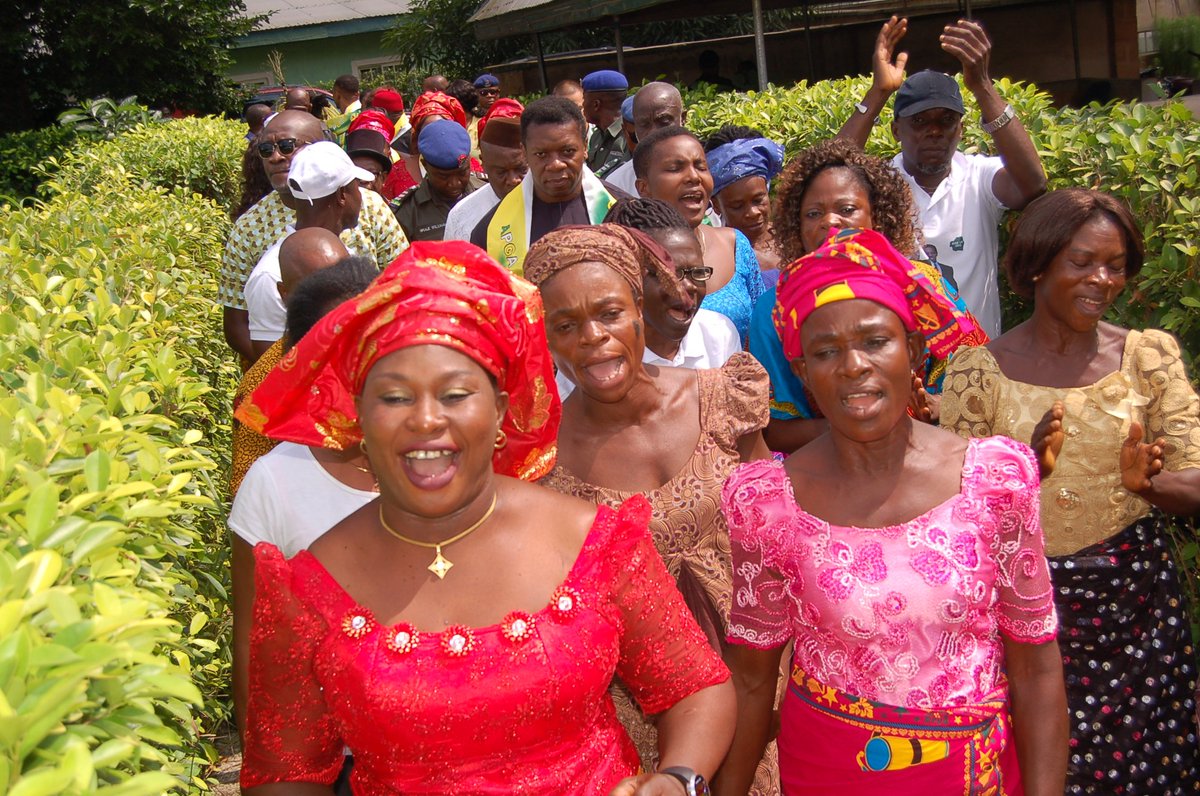 Kanu4governor's tweet photo. happening life at Oguta, the arrival Prince Daniel Kanu to the rousing welcome by the beautiful people of Oguta. Cheering, singing and praises rent the air #riseup2019 tour #APGAHQ #nkeabunkeanyi @otowngist #danielkanu https://t.co/YKDOL4kiUM