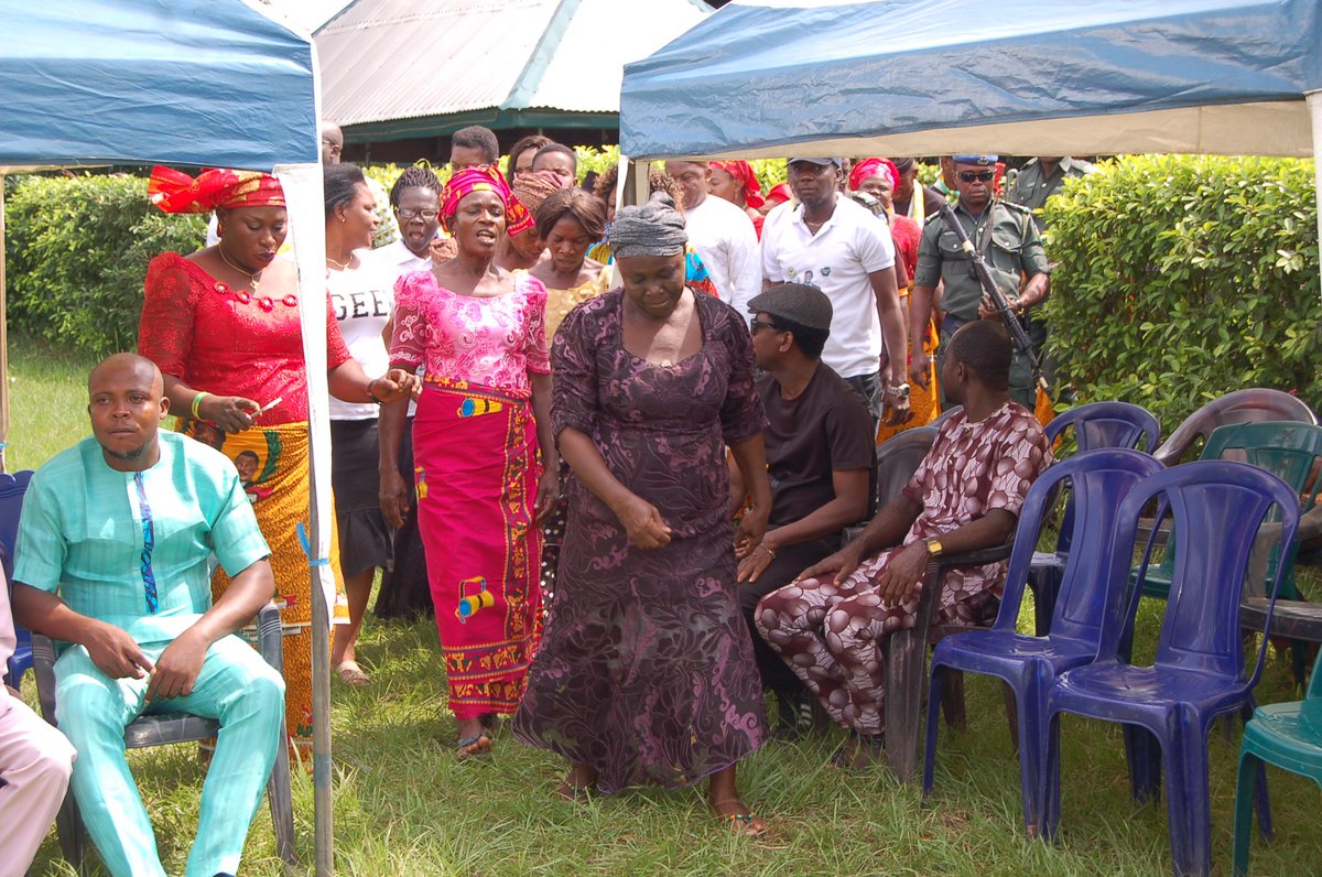 Kanu4governor's tweet photo. happening life at Oguta, the arrival Prince Daniel Kanu to the rousing welcome by the beautiful people of Oguta. Cheering, singing and praises rent the air #riseup2019 tour #APGAHQ #nkeabunkeanyi @otowngist #danielkanu https://t.co/YKDOL4kiUM