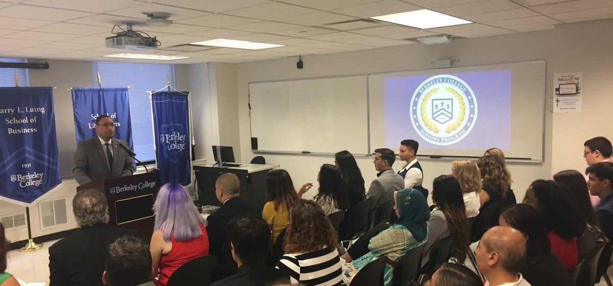 BerkeleyCollege's tweet image. Dr. Byron Hargrove praises our Honors scholars for the hard work they put into their projects, which will be presented at this morning&apos;s Research Symposium in #NYC. 👏 #HonorsProgram