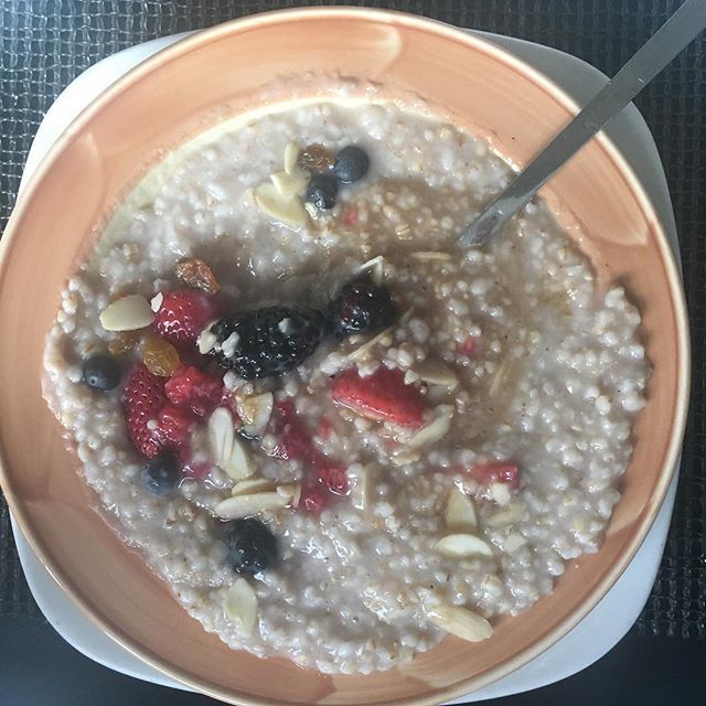 thesesimpledays's tweet photo. Is it possible to take a pretty picture of oatmeal? Cause I haven’t figured it out. This is my room-service breakfast of choice, and, let’s be honest...my home breakfast of choice when it’s not triple digit temps. I used to do overnight oats every day, b… https://t.co/JISlcAQxtC https://t.co/7qSSIW9B4P