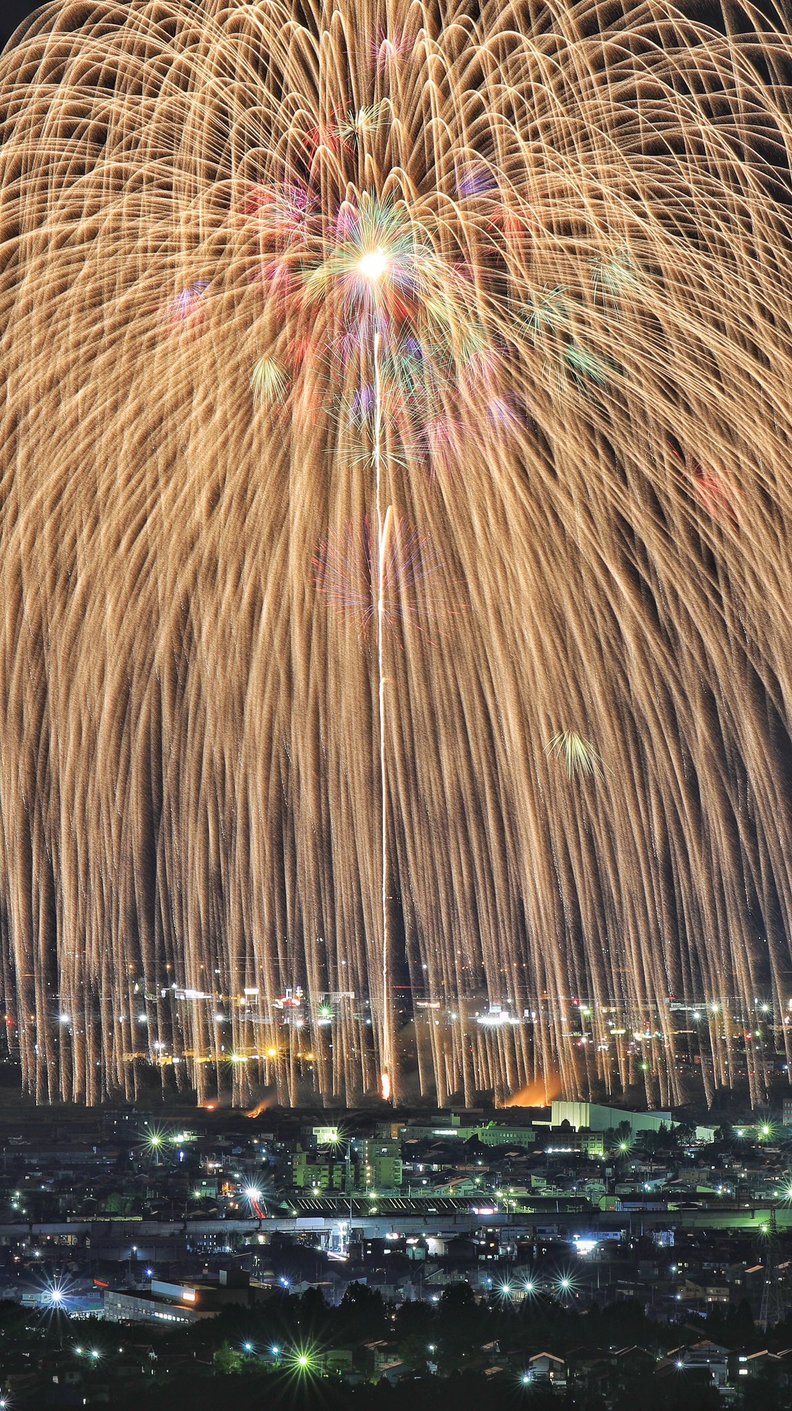 菅家 優介 Kanke Yusuke 長岡の花火 攻めまくって強すぎる1枚を仕留めました 正三尺玉の直径は約600m 大輪の花が長岡の街全体に降り注ぎました 長岡花火 正三尺玉 花火 T Co M3bh2vmifx Twitter