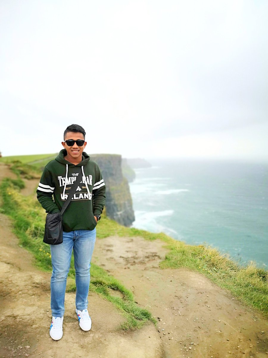 ShAhIr_One's tweet photo. Cliffs Of Moher: Tempat yang paling famous dengan pelancong dari seluruh negara datang ke sini, dengan angin yang kuat dan lagi sejok, lagi bagus bawa family datang ke tempat ini untuk foto  buat kenangan...
#Travelling2018
#Anokperantau
#Anokkelantan
#Malaysiaku
#Ireland🇮🇪 https://t.co/4tmpTdDBFM