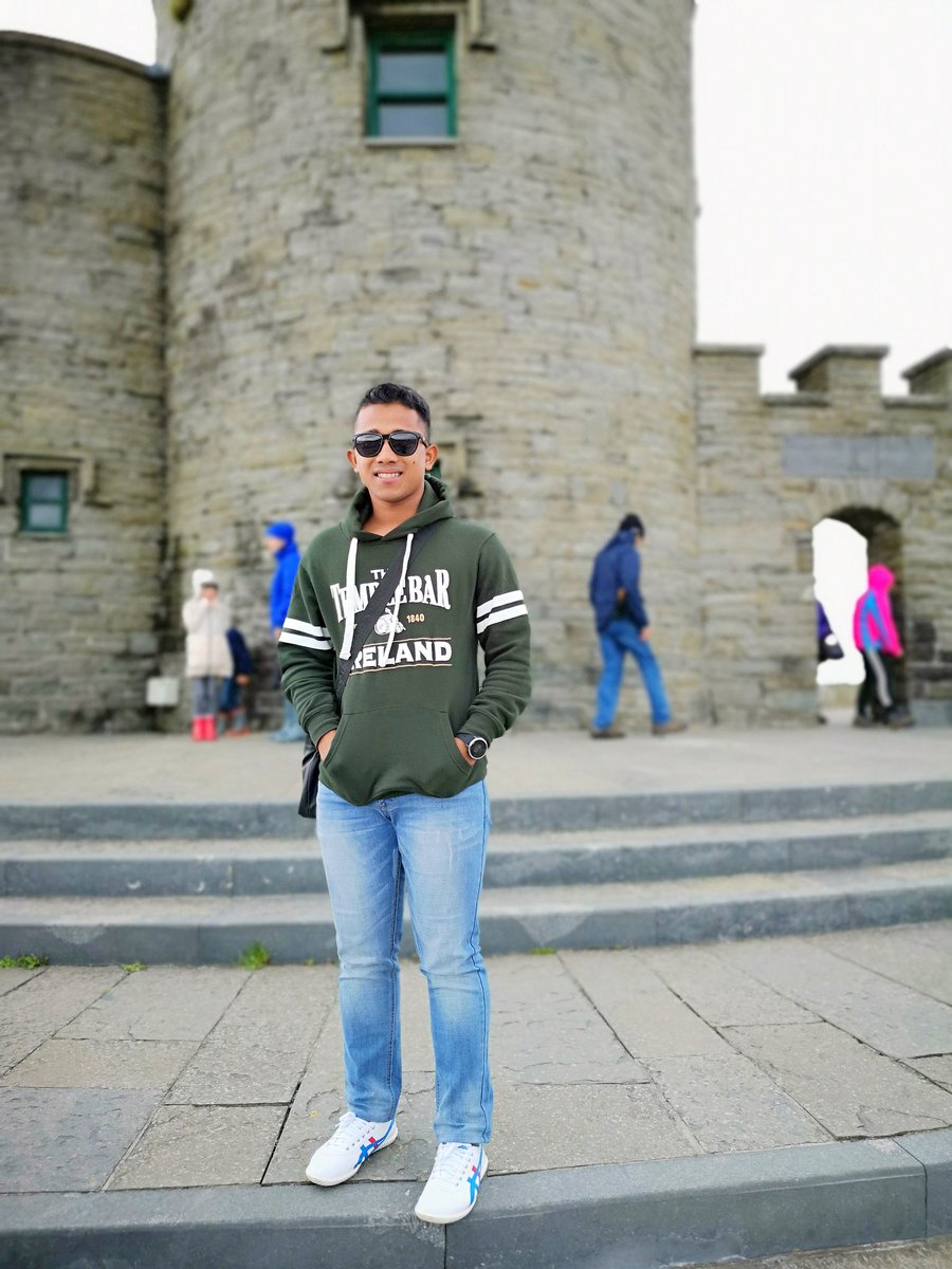 ShAhIr_One's tweet photo. Cliffs Of Moher: Tempat yang paling famous dengan pelancong dari seluruh negara datang ke sini, dengan angin yang kuat dan lagi sejok, lagi bagus bawa family datang ke tempat ini untuk foto  buat kenangan...
#Travelling2018
#Anokperantau
#Anokkelantan
#Malaysiaku
#Ireland🇮🇪 https://t.co/4tmpTdDBFM