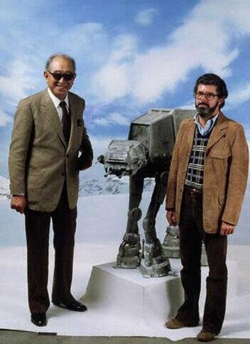 StarWarsAmigos's tweet photo. Akira Kurosawa visita a su fan número uno, George Lucas, en el set de filmación de ILM para El Imperio Contraataca. 1980 #ViernesVintage https://t.co/hzGMb0UKIK