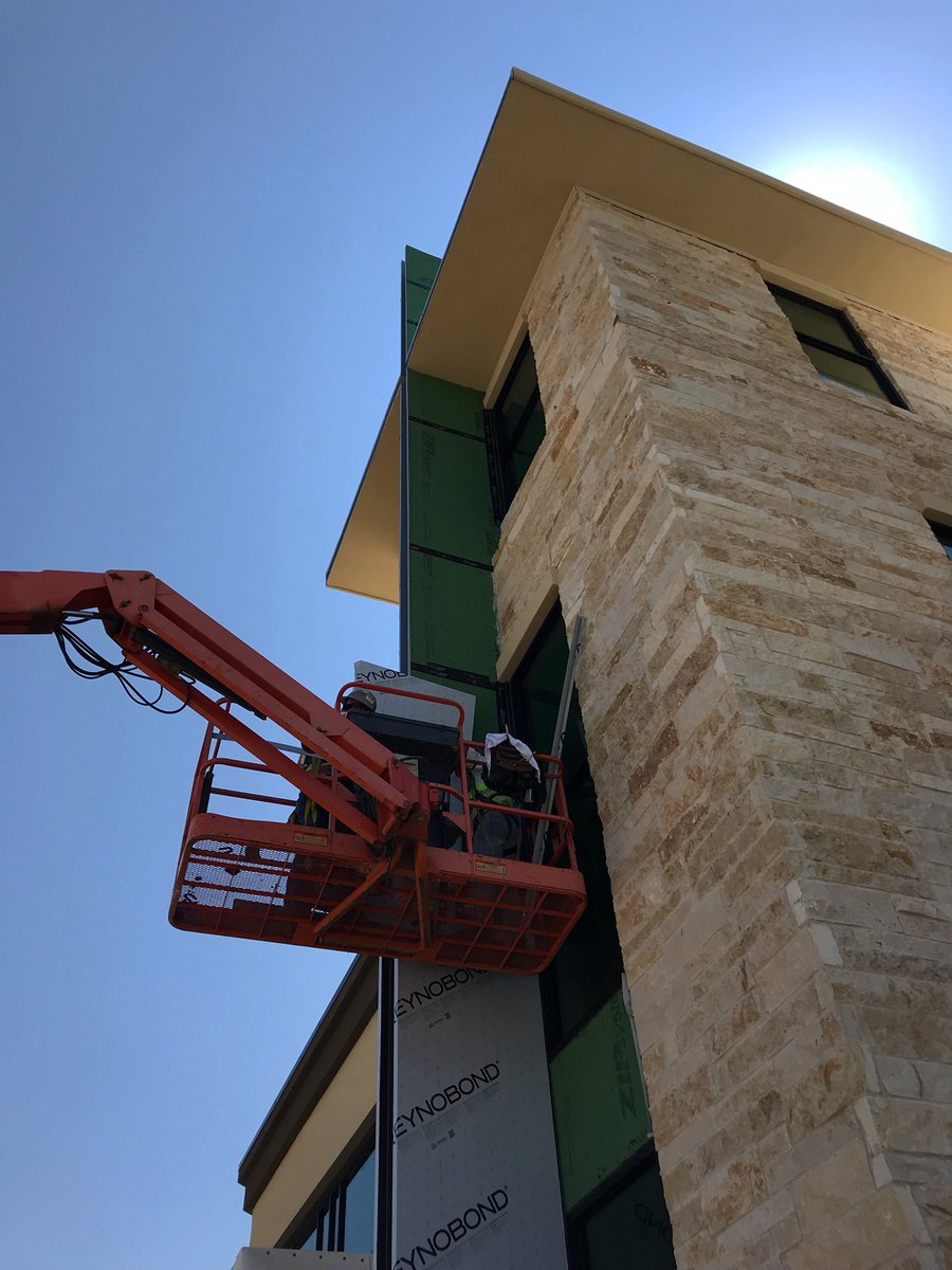 ACMpanelClassic's tweet image. Panels have started going up and are looking good on First Baptist Church in Kaufman, Tx.
