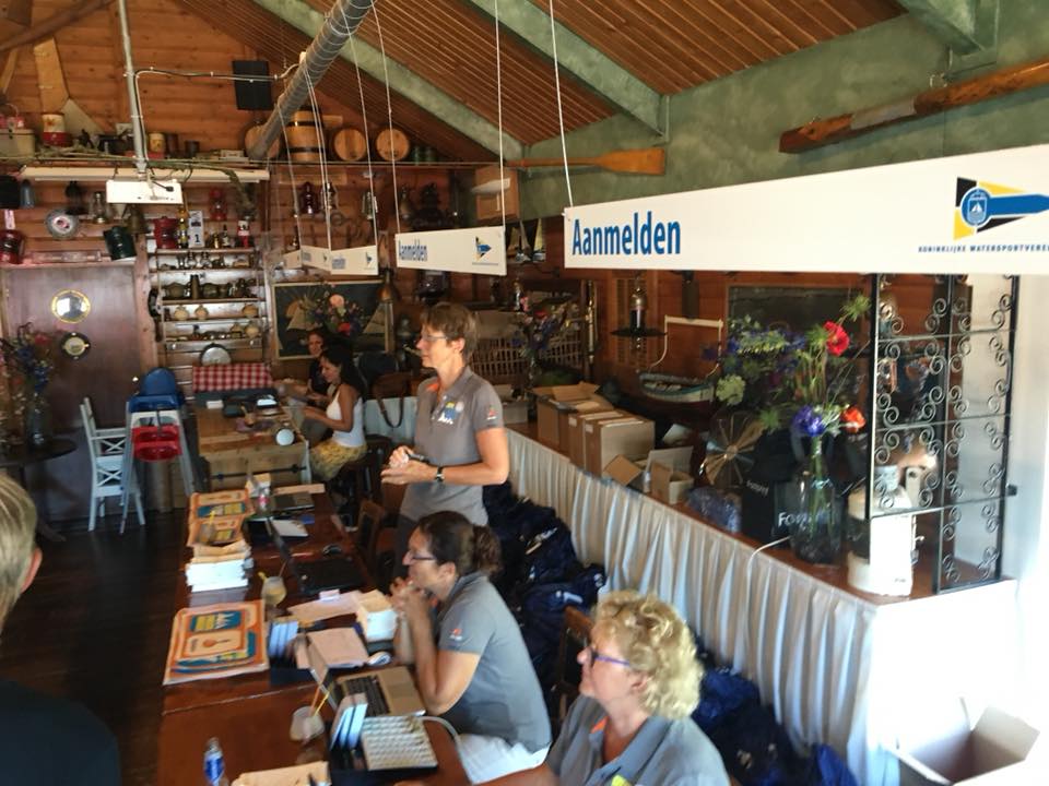 Deelnemers aan de Sneekweek kunnen zich tot 17:30 uur melden in de Kajuit voor het ophalen van de goodiebag met daarin ook de nieuwe banenkaart versie 2018. Zaterdagochtend vanaf 8.30 kan dat bij de starttoren (maar daar zijn vaak lange wachtrijen).