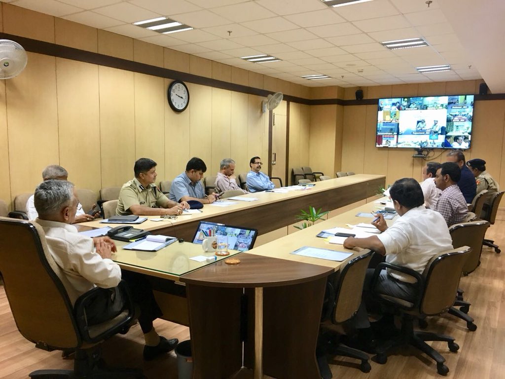 पुलिस मुख्यालय में आज मासिक वीडियो कॉन्फ़्रेन्स में DGP श्री <a href="/OPGalhotra/">Om Prakash Galhotra</a> एवं अतिरिक्त महानिदेशकगण पुलिस द्वारा मुख्य रूप से  निम्न विषयों पर विचार-विमर्श किया गया

👉🏻Mob #Lynching, 
👉🏻पोक्सो एक्ट, 
👉🏻आगामी चुनावों के विषयों पर चर्चा

#RajasthanPolice