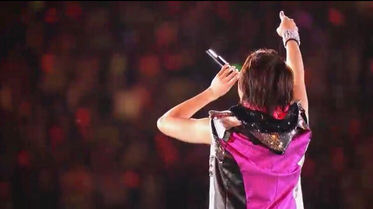 ris_hokuun's tweet photo. LIVE中の後ろ姿は最高 https://t.co/pLZ7C3qJim