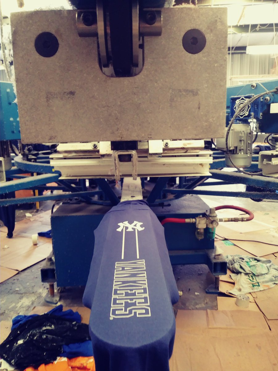 VividImagesUSA's tweet image. ⚾️@MLB @Yankees @Fanatics Hard to Believe We're Out Here, in Florida, in August, Printing Long Sleeves for the New York Yankees! #BelieveTheSleeve #DamnYankees #proudprintpartner #PlayBall #sports #NYYankees ⚾️