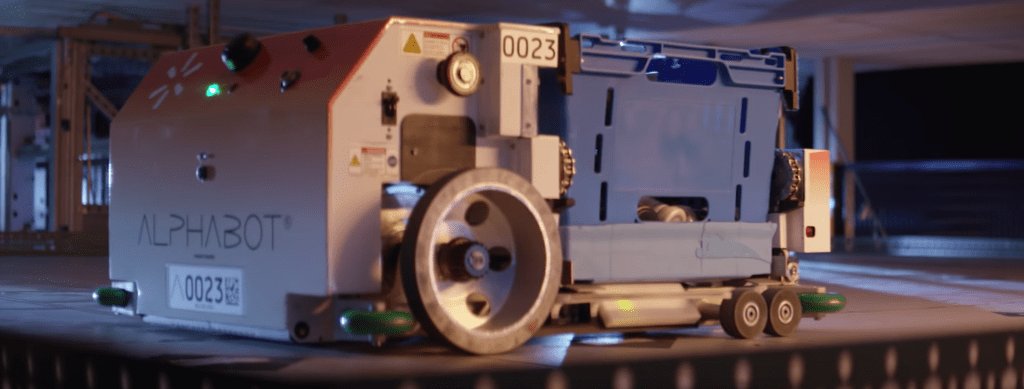TechCrunch's tweet photo. Walmart pilots a grocery-picking robot to fulfill customers’ online orders https://t.co/lFb6VMpsU4 by @sarahintampa https://t.co/zz4SXUtvuL