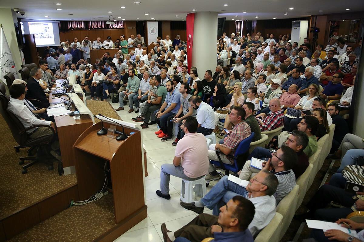 İmar Barışı bilgilendirme toplantısında konuşan Güler, ticaretle uğraşanların imar ve ruhsat sorununu İmar Barışı sayesinde çözüme kavuşturabileceğini ve bu fırsatın kaçırılmaması gerektiğini kaydetti.