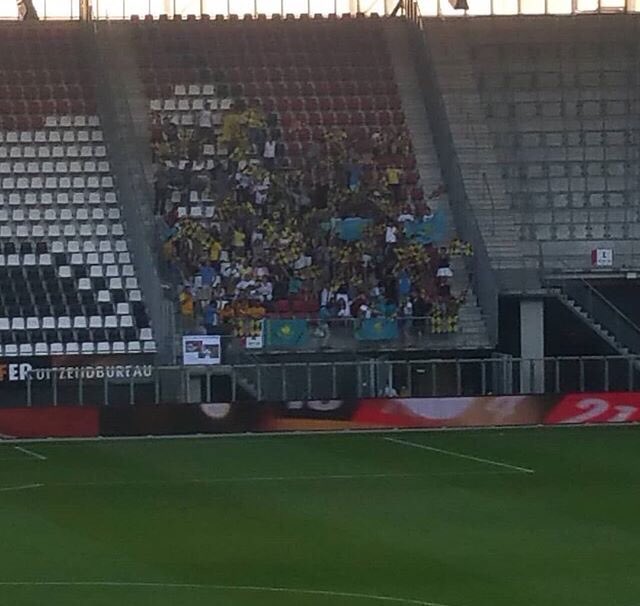 ultrassnl's tweet photo. Het uitvak met ongeveer 70 supporters van FC Kairat Almaty bij AZ Alkmaar gisteravond!. De supporters van FC Kairat Almaty reisden in totaal 13000 Kilometer!. 02-08-2018!. (Europa League Kwalificatie) #azkai #fckairat #awaydays #ultras #EuropaLeague https://t.co/niOl7Eugvh