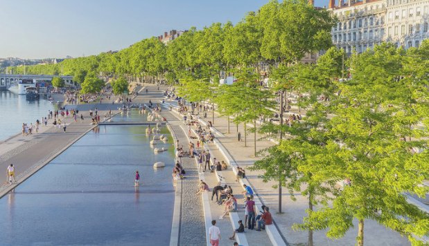 Comment les villes se préparent-elles à faire face aux canicules qui sont de plus en plus régulières et fortes ? Explication avec <a href="/LaCroix/">La Croix</a>  #amenagementurbain la-croix.com/Sciences-et-et…