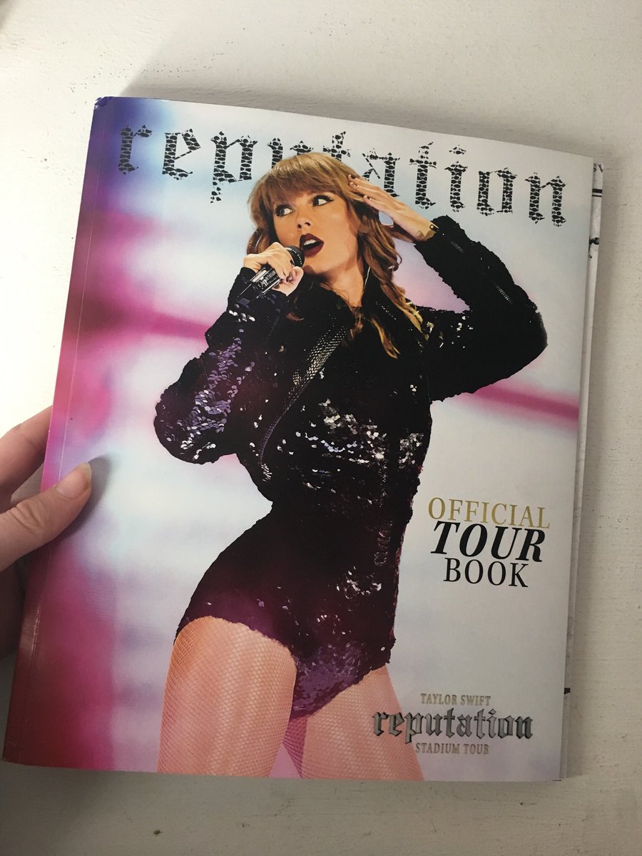 irishtayswift's tweet photo. GIVEAWAY 
-white tour hoodie (any size)
-official tour book 
 
how to enter:
-follow me
-retweet this tweet
-tag 3 friends 

extra entries:
turn on post notifications + follow @ irishtayswift on insta 💖

P.S I can ship worldwide
GIVEAWAY ENDS ON AUGUST 20TH https://t.co/Hq4OLN7oCR