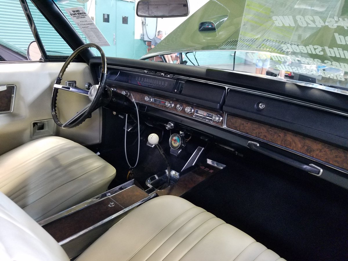 DeanVacX's tweet photo. #FullSizeMuscle '68 #Bonneville428 #4spd https://t.co/iPytwu112J