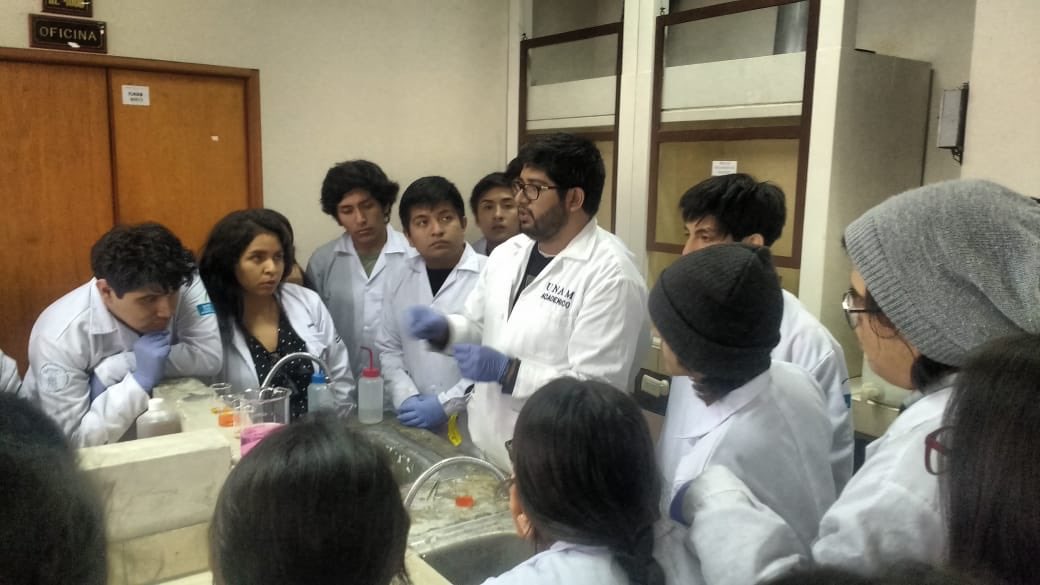 CdeCPeru's tweet photo. En la @UNIoficial, el club CDC021 dirigido por Juan Carlos Castro (@cinvestav) continúa realizando experimentos para evaluar la calidad del agua 💧 ¡No te pierdas ningún detalle de #CdeCPeru 🇵🇪! ⚗️👩🏽🔬👨🏽🔬 https://t.co/wRwdUh7bw9