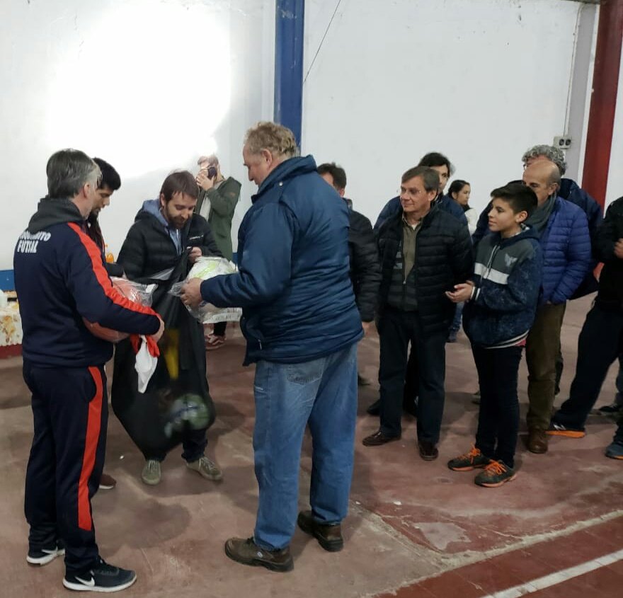 promaipu's tweet image. #Coquimbito apoyando el deporte! Hicimos entrega junto a @dragoni_sergio de material deportivo que necesitaba el #ClubPeñaflor de #Maipu Muchas gracias @stellahuczak @nachobada por su valiosa ayuda #CambiemosMaipu @ProMzaOK