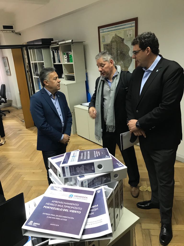 alfredocornejo's tweet photo. Hoy entregamos el proyecto definitivo de Portezuelo del Viento. Ahora resta que se llame a licitación y se adjudique https://t.co/Pq4Kpnh9gu