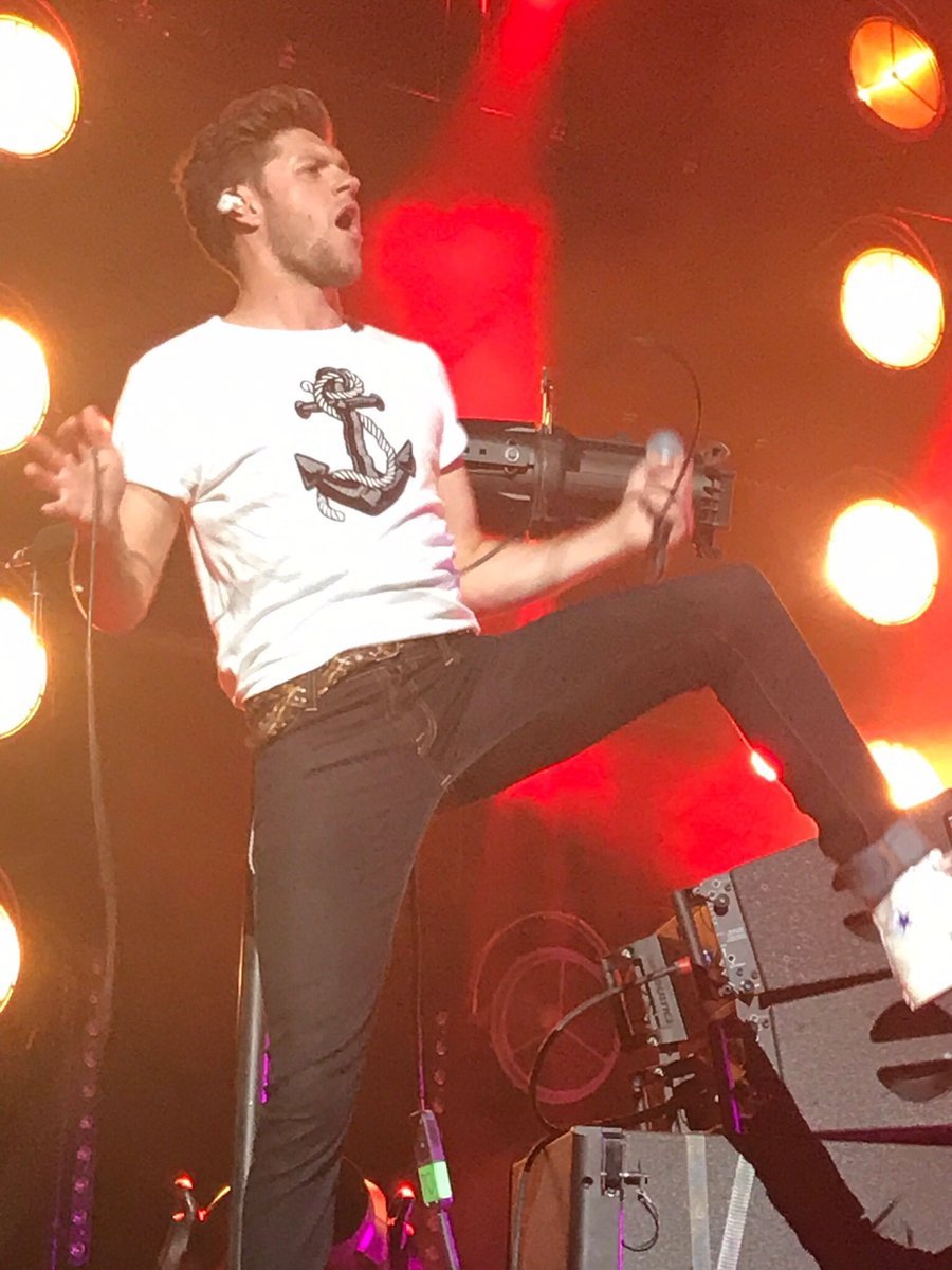 lwtyleshome's tweet photo. "Harry and Louis' tattoos don't go together"

Niall Horan, an intellectual: https://t.co/BebZ0IddjD