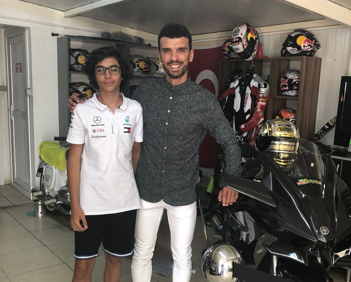 Bugün benim için önemli bir gün; Akyazı Kenan Sofuoğlu pistinde Kenan abimle tanıştım. Kenan abi güzel sohbetin ve değerli önerilerin için teşekkür ederim.