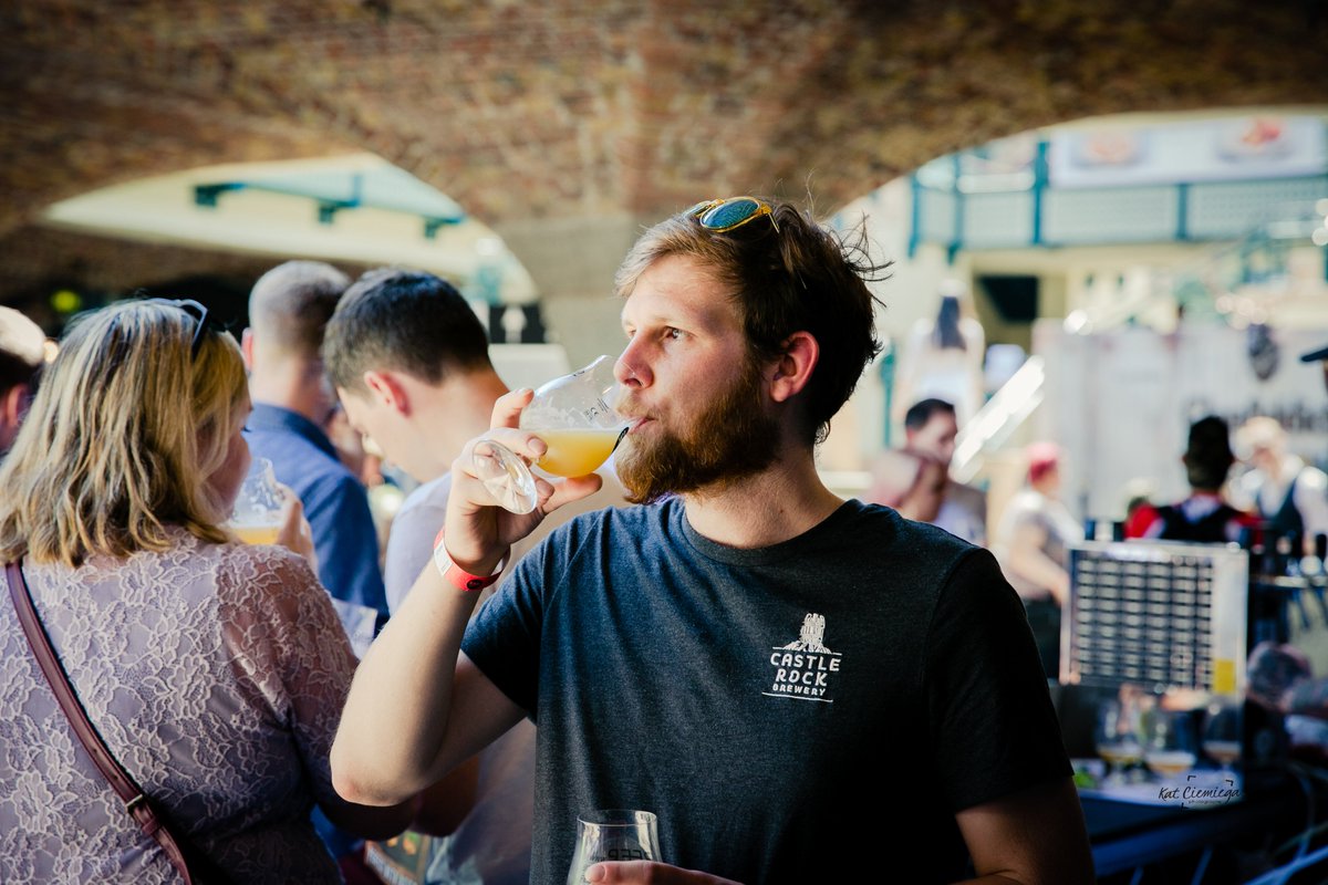 KatCiemiegaArt's tweet photo. People enjoying themselves a lot today at the @LCBFestival in @TobaccoDockLon with 60+ international breweries, food and talks on the industry. @weare_BEER @QueerBeerBrewCo #craftbeer #craftbeerfestival #LCBF2018 #eventdocumentary https://t.co/MiwhqNS6Ob