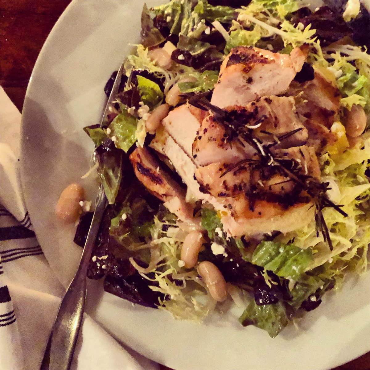 rocthevesper's tweet photo. WHITE BEAN + ROSEMARY SALAD
Gem Lettuce // Frisée // Pickled Oranges // Goat Cheese // Champagne Vinaigrette
#rocthevesper #vespering #thevesper #vespersalads #vespergreens #eatyourgreens #fortheloveofrosemary #rosemary #goatcheese #champagnevinagrette #roc #roctails #rochester https://t.co/o18qQvQ69N