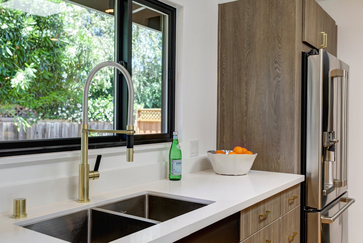 chrisdesigninc's tweet photo. Some of the vendors who made this amazing #kitchen look so great! 
*French door fridge with built-in @Keurig coffee maker- @generalelectric Cafe
*48" 6 burner griddle + double oven commercial range- @MonogramAppl
*GE dishwasher- #MonogramSeries
*Built-in microwave- @KitchenAidUSA https://t.co/XK97dvC73F