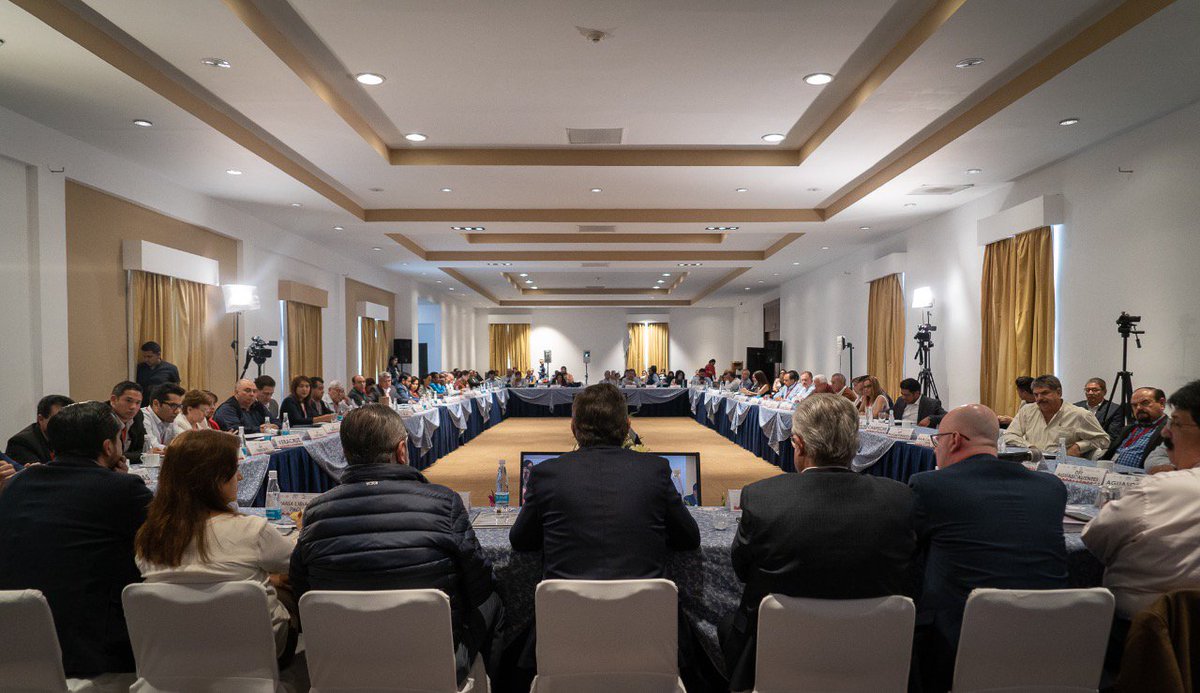 STPS_mx's tweet photo. Durante la clausura de esta 2a. Sesión Ordinaria de la #CONASETRA2018, que estuvo a cargo de la Subsria. del Trabajo y Previsión Social de #Guanajuato, Maria Libia Gómez, el Srio. @1Campa, reconoció el trabajo de todos sus integrantes para hacer posible este encuentro nacional. https://t.co/yx0fU9UynJ