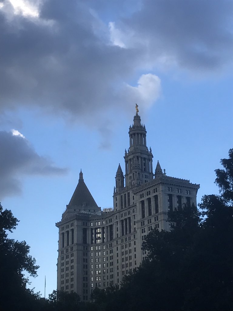 bohndrake's tweet photo. The kiddos and I walked past City Hall in #NYC a few times yesterday. I tried to answer their questions abt it as best as I could, until my daughter asked if Judge Judy worked there and keeping a straight face was difficult #MaybeSheDoes #NYCHistory https://t.co/Oy6pH6ncUx