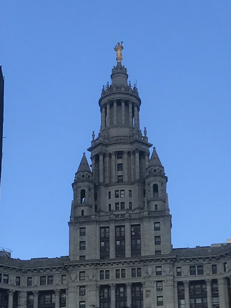 bohndrake's tweet photo. The kiddos and I walked past City Hall in #NYC a few times yesterday. I tried to answer their questions abt it as best as I could, until my daughter asked if Judge Judy worked there and keeping a straight face was difficult #MaybeSheDoes #NYCHistory https://t.co/Oy6pH6ncUx