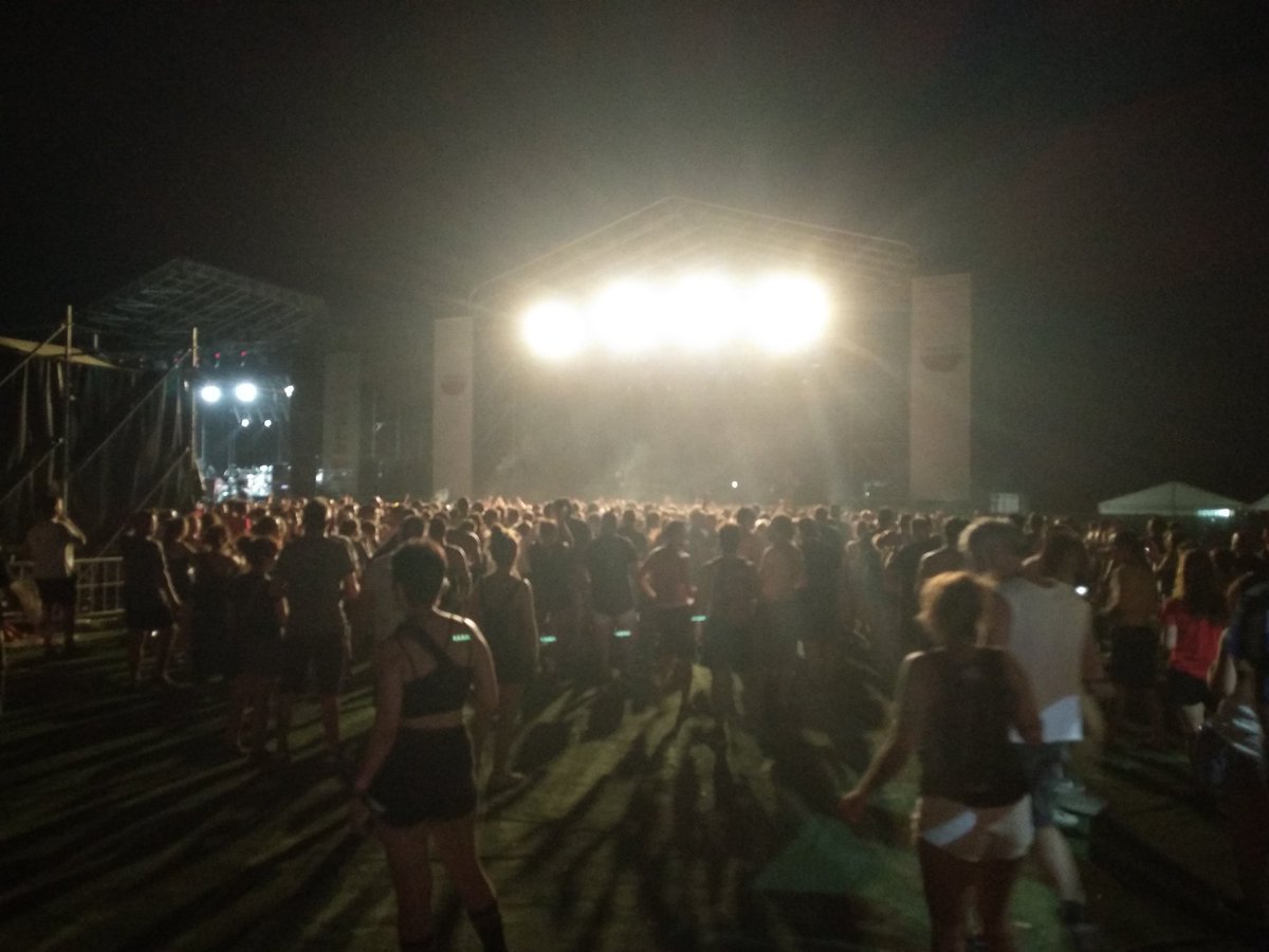 Cuando <a href="/vallamoderno/">Vallamoderno</a> es la segunda persona más vieja del festival, después del cantante.