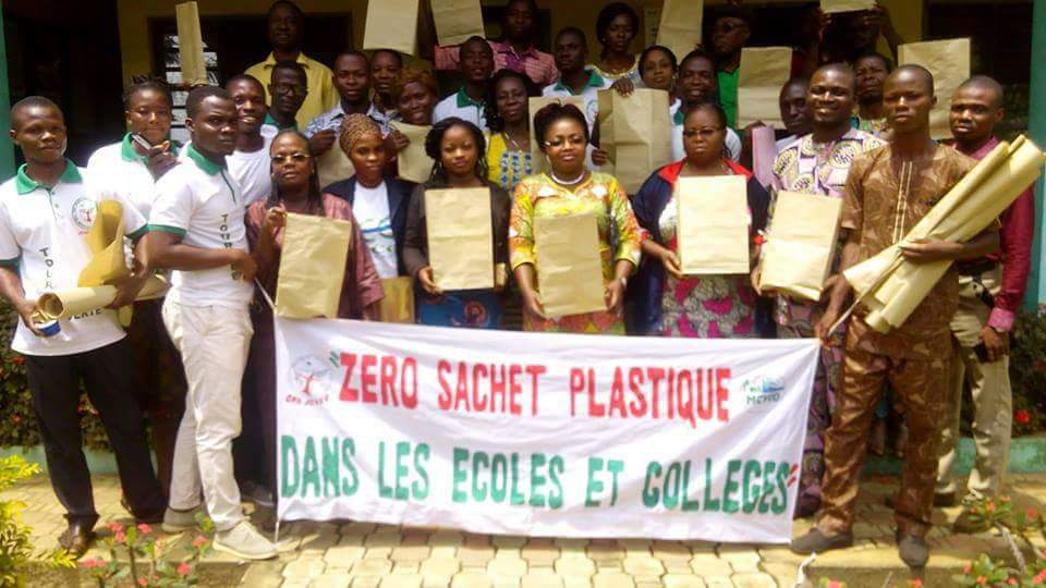 CastelloZodo's tweet photo. @ong_jevev & @CIPCRE @MCVDDBenin une paire résolument engagé pour dire #STOPSACHET
PLACE A LA FORMATION SUR LA FABRICATION DES EMBALLAGES BIODÉGRADABLES
@ONUEnvironmt @MCVDD @ambafrancebenin @Benin_retweet @JoseTonato @gouvbenin @PresidenceBenin @objectif2030 @COP24Katowice https://t.co/K2dFPVddH3