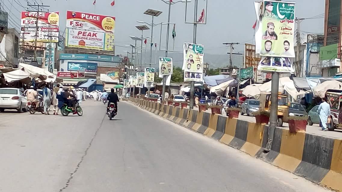 memzarma's tweet photo. So the previous trend is intact which was where ever PTM plan to hold a Jalsa, Pakistan Zindabad Movement go first to campaign against it. PTM is holding #PashtunLongMarch2Swabi on 12th August in Swabi and PZM already started its campaign against it. This is Swabi main Bazaar 1/2 https://t.co/eraRmEc2jr