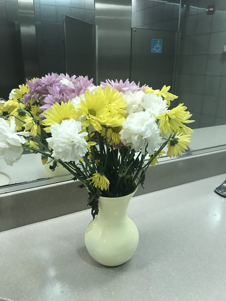 elaronndyUSA's tweet photo. I donโt know who puts fresh flowers in all the restrooms at @BWI_Airport but I think they should be recognized. #smalltouch #bigdifferebce https://t.co/ezWmhTMjhP